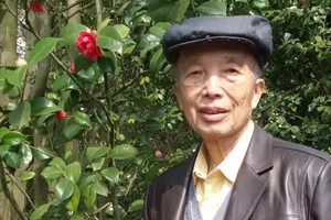 長篇小說獎(jiǎng)：獲獎(jiǎng)作品《破荒》作者：袁仁琮（侗族）         創(chuàng)作感言　　如何看待歷史，如何看待現(xiàn)實(shí)，是沒有現(xiàn)成答案的。需要站在一定高度，以人民的利益、國家和民族利益為出發(fā)點(diǎn)和歸宿，冷靜地思考，辨別是與非、高與低，作出判斷。我寫三卷本長篇小說《破荒》遇到的最大障礙，就是要從紛繁復(fù)雜的歷史和現(xiàn)實(shí)生活中找出一條路來。