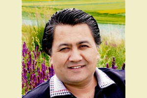 長篇小說獎(jiǎng)：獲獎(jiǎng)作品《時(shí)間悄悄的嘴臉》作者：阿拉提·阿斯木（維吾爾族）         創(chuàng)作感言　　小說《時(shí)間悄悄的嘴臉》是我在創(chuàng)作上的一次嘗試。我不知道用這樣的形式，這種陌生的語言、節(jié)奏寫小說，算不算是創(chuàng)作的正道，因?yàn)樗幌裎乙郧暗男≌f，那種很老實(shí)的、聽話的形式和節(jié)奏。在時(shí)間的游說下，那種且聽下回分解式的寫法不存在了。