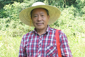 長篇小說獎(jiǎng)：獲獎(jiǎng)作品《白虎寨》作者：李傳鋒（土家族）         創(chuàng)作感言　　我采用現(xiàn)實(shí)主義手法，多角度聚焦貧困山村，近距離體察鮮活農(nóng)事，思考社會(huì)變革。我盡量使作品有著豐富的“三農(nóng)”信息，讓作品跳動(dòng)著強(qiáng)勁的時(shí)代脈搏。我沒有過多地關(guān)注寫作的技術(shù)，而是將心血灌注于鮮活的物事。就像唱山歌一樣，激情一來，就高興地吼幾嗓子?！栋谆⒄肪褪俏覟橹袊鲐毷聵I(yè)獻(xiàn)唱的一首山歌。