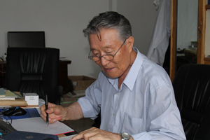 長篇小說獎(jiǎng)：獲獎(jiǎng)作品《信仰樹》作者：烏·寶音烏力吉（蒙古族）         創(chuàng)作感言　　在創(chuàng)作長篇小說《信仰樹》時(shí)，尊敬的扎老師當(dāng)年的預(yù)言仍然鼓勵(lì)著我。我想，把預(yù)言、夢想變?yōu)楝F(xiàn)實(shí)時(shí)，需要勤奮、信念和不斷的學(xué)習(xí)。在文學(xué)創(chuàng)作方面，如果說蒙古族文化遺產(chǎn)和宗教信仰是栽培我的“信仰樹”的土壤的話，不斷地讀書學(xué)習(xí)是使它成活和成長的人為因素。