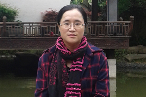 中短篇小說獎(jiǎng)：獲獎(jiǎng)作品《長河》作者：馬金蓮（回族）         創(chuàng)作感言　　從18歲開始寫作，在不耽誤婚姻和家庭生活的同時(shí)，我固執(zhí)地將文學(xué)這個(gè)業(yè)余愛好堅(jiān)持了16年。16年，紅顏少女的鬢邊皺紋暗暗生了一圈又一圈。只有時(shí)間在遠(yuǎn)處一直靜靜微笑，它像一位大智的賢者，始終在無聲地注視。這個(gè)過程里，它悄悄將許多的恩賜獎(jiǎng)賞給了埋頭趕路的我，比如這沉甸甸的“駿馬獎(jiǎng)”。