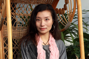 中短篇小說獎(jiǎng)：獲獎(jiǎng)作品《呼喊到達(dá)的距離》作者：和曉梅（納西族）         創(chuàng)作感言　　《呼喊到達(dá)的距離》中的7部中短篇小說創(chuàng)作于2009年至2012年之間，我承認(rèn)這是我創(chuàng)作生涯中比較艱難的時(shí)期，因?yàn)槲乙恢痹谒伎忌贁?shù)民族文學(xué)在當(dāng)下文學(xué)中存在的價(jià)值和意義，也在努力探索納西族文學(xué)現(xiàn)代表達(dá)的渠道和方式。這個(gè)過程中，無法回避在同時(shí)書寫現(xiàn)代性和民族性的時(shí)候，從心理到文字之間存在的距離。