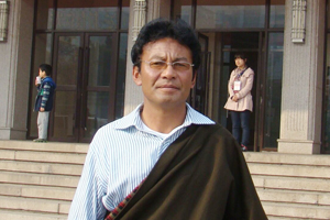 中短篇小說獎(jiǎng)：獲獎(jiǎng)作品《無雪冬日》作者：德本加（藏族）         創(chuàng)作感言　　文字是最豐富多彩又最復(fù)雜深?yuàn)W的事物。我是一個(gè)被文字的養(yǎng)分滋潤過的人，因此對(duì)文字有很深的感情。經(jīng)歷了從盲目的人生到回頭探尋人生意義的漫長旅程，我深深體會(huì)到了文字無可比擬的力量和無與倫比的魅力?？梢哉f這一切是我進(jìn)行小說創(chuàng)作最根本的動(dòng)力。