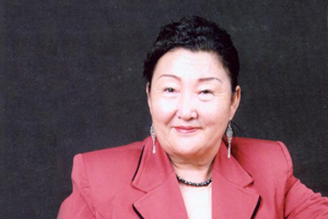 中短篇小說獎(jiǎng)：獲獎(jiǎng)作品《幸福的氣息》作者：努瑞拉·合孜汗（哈薩克族）         創(chuàng)作感言　　在網(wǎng)上看到自己獲得“駿馬獎(jiǎng)”的消息時(shí)，我簡直不敢相信自己的眼睛。太好了！高興極了！這給予那些“靠關(guān)系獲獎(jiǎng)”的說法一個(gè)狠狠的打擊。另外，我的作品主要書寫真人真事，主題還比較現(xiàn)代，但是有些人認(rèn)為我的寫法太傳統(tǒng)、老舊了?，F(xiàn)在看來，不是我想象的那樣，我就更加激動(dòng)了。