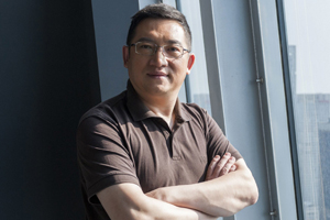 報(bào)告文學(xué)獎(jiǎng)：獲獎(jiǎng)作品《方大曾：消失與重現(xiàn)》作者：馮雪松（回族）         創(chuàng)作感言　　寫作《方大曾：消失與重現(xiàn)》的過程，是我作為一名新聞人，職業(yè)理想不斷升華的過程。我始終相信，不用內(nèi)心去感知，鏡頭是虛浮的，不用雙腳去丈量，解說詞是沒有溫度的，真正的紀(jì)錄者應(yīng)該追求嚴(yán)謹(jǐn)和真實(shí)，而不是炫技和討好。