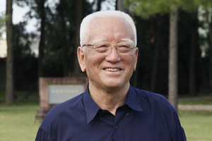 報(bào)告文學(xué)獎(jiǎng)：獲獎(jiǎng)作品《這里是紅軍走過的地方》作者：降邊嘉措（藏族）         創(chuàng)作感言　　長征也是文藝創(chuàng)作取之不盡、用之不竭的豐富源泉。早在10多年前，在親身參加過長征的老紅軍的鼓勵(lì)和指導(dǎo)下，我開始撰寫反映長征的長篇紀(jì)實(shí)文學(xué)《這里是紅軍走過的地方》。該書后來得到作協(xié)的支持，被列為中國作協(xié)的重點(diǎn)扶持作品。作品于2013年由作家出版社出版……