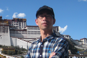 詩歌獎(jiǎng)：獲獎(jiǎng)作品《茶馬古道記》作者：何永飛（白族）         創(chuàng)作感言　　創(chuàng)作《茶馬古道記》，我就是想以趕馬哥的姿態(tài)，把古道上的詩意、濃情、感動(dòng)、美妙、圣潔等馱在文字的騾馬之背上，然后翻過俗念之山、跨過惡行之水，去修復(fù)破損的人心和世道。我想，稍微停頓修整一下，我又得趕著我敬畏的文字，繼續(xù)翻山越嶺，向夢想的春天進(jìn)發(fā)。