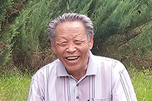 詩歌獎(jiǎng)：獲獎(jiǎng)作品《崔龍官詩選集》作者：崔龍官（朝鮮族）         創(chuàng)作感言　　在這本詩選集中，可以說是以“虛”與“靜”為思想底色的，其核心技巧則應(yīng)該說是意象的創(chuàng)造。思想、經(jīng)驗(yàn)、技巧，如一條條縱橫交錯(cuò)的絲線，共同織成了一段綢布。我進(jìn)行詩歌創(chuàng)作時(shí)，在語言功能的發(fā)揮上格外下了點(diǎn)功夫。至于這一段綢布的質(zhì)量究竟如何，我心里還沒譜。 