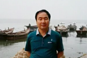 詩歌獎(jiǎng)：獲獎(jiǎng)作品《風(fēng)中撿拾的草葉與月光》作者：妥清德（裕固族）         創(chuàng)作感言　　因?yàn)樵姼?，我常常在夕陽落去時(shí)，站在被風(fēng)吹涼的田埂上，回望草原和昨天的時(shí)光，回望那些與我生命有關(guān)的寂寞和惆悵，回望月光下吹笛子的裕固族姑娘。也許，只有這種回望能縮短我的痛苦和孤獨(dú)，讓我的詩歌生動(dòng)起來，讓我的生活真實(shí)起來。