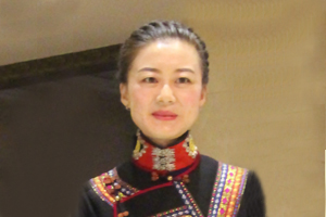 詩歌獎(jiǎng)：獲獎(jiǎng)作品《好時(shí)光》作者：魯娟（彝族）         創(chuàng)作感言　　從故鄉(xiāng)的起點(diǎn)出發(fā)，怎樣去尋找一種最適合表達(dá)自己的方式，這是我一直要摸索探尋的路?？娝古裾业搅宋?，詩歌這雙看不見的翅膀，帶領(lǐng)我從平凡、瑣碎、黯淡的日常生活中提升，擦亮被灰塵蒙敝已久、無處不在的詩意，教會(huì)我從黯淡的生活中提煉出一束束閃閃發(fā)光的金薔薇。