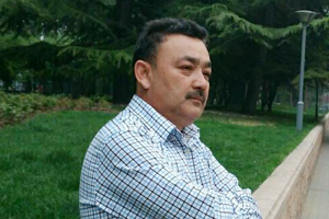 詩歌獎(jiǎng)：獲獎(jiǎng)作品《云彩天花》作者：依力哈爾江·沙迪克（維吾爾族）         創(chuàng)作感言　　我始終認(rèn)為“世界就是詩歌，詩歌就是世界”，并對(duì)此堅(jiān)信不疑。這種不改初衷、一如既往的堅(jiān)持，使我在詩歌創(chuàng)作上有所收獲；永遠(yuǎn)如激情燃燒的青春之火，照亮我不斷前進(jìn)；孩提時(shí)的那份純真的感情、那份激情始終占據(jù)著我的內(nèi)心、我的靈魂。