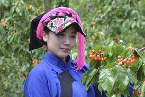 散文獎(jiǎng)：獲獎(jiǎng)作品《凹村》作者：雍措（藏族）         創(chuàng)作感言　　花幾年的時(shí)間書寫《凹村》，寫我熟悉的故鄉(xiāng)，其實(shí)我是站在凹村之中，或凹村之外。《凹村》是個(gè)概念性的村落，甚至沒有邊界，沒有語言的隔閡?！鞍即濉辈粌H是一個(gè)地理名詞，它更是存在于我的精神世界，是我永遠(yuǎn)渴望達(dá)到的一個(gè)精神高度。