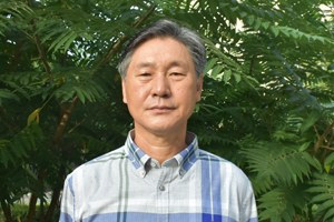 散文獎(jiǎng)：獲獎(jiǎng)作品《話說歷史的江——圖們江》作者：金寬雄（朝鮮族）         創(chuàng)作感言　　從語言分布的角度上看，中國的朝鮮語和其他少數(shù)民族語言與納瓦霍語的狀況相類似，使用的人群小。然而，少數(shù)民族的語言和文字，和漢語言文字一樣，是中國語言文化中不可或缺的因素，她們有奇芳異彩，正是這些異彩紛呈的花朵裝點(diǎn)著整個(gè)中華民族語言文化的大花園。