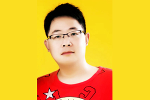 散文獎(jiǎng)：獲獎(jiǎng)作品《露水碩大》作者：楊犁民（苗族）         創(chuàng)作感言　　就我個(gè)人而言，精神家園永遠(yuǎn)只是個(gè)草案，像修房子一樣立了幾根木棒，上了幾根大梁——它永遠(yuǎn)不會(huì)有建成的一天。但是它又永遠(yuǎn)沒有停下來的一天。就像我無數(shù)次看過的螞蟻，辛勤奔勞絕不是為一粒食物那么簡單，一定有另一種不為人知的價(jià)值和意義。人在有自己的世俗生活的同時(shí)，還應(yīng)該有自己的精神生活。