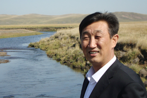 散文獎(jiǎng)：獲獎(jiǎng)作品《蒙古密碼》作者：特·官布扎布（蒙古族）         創(chuàng)作感言　　經(jīng)過與遠(yuǎn)去的古老往事反復(fù)對(duì)話，經(jīng)過對(duì)錯(cuò)綜復(fù)雜的歷史腳印進(jìn)行反復(fù)的辨識(shí)，經(jīng)過對(duì)千古英雄們遠(yuǎn)去背影的反復(fù)打量，我終于發(fā)現(xiàn)了一個(gè)存在于世界東方的古老生存圈，發(fā)現(xiàn)了讓遠(yuǎn)古勇士們拼殺不止的事由原委，發(fā)現(xiàn)了人們圍繞生存資源進(jìn)行追逐的目的所在，發(fā)現(xiàn)了偉大祖國一體統(tǒng)一而不可分割的歷史鐵證……