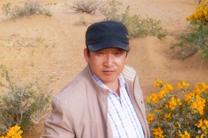 翻譯獎(jiǎng)：蒙古文譯漢文作者：馬英（蒙古族）         創(chuàng)作感言　　文學(xué)翻譯的要理在于“信、達(dá)、雅”，詩歌也好，小說也好，都遵循這個(gè)原則。我的文學(xué)翻譯實(shí)踐也是基本按著這個(gè)軌跡進(jìn)行的。從蒙古文譯成漢語的時(shí)候，最難的是民俗民風(fēng)、宗教文化、游牧生活的內(nèi)容以及與之相對(duì)應(yīng)的詞匯。要知道，蒙古語中的許多詞匯，在漢語詞典里是找不到的，蒙漢詞典里也找不到……