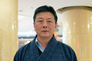 翻譯獎(jiǎng)：藏文譯漢文作者：久美多杰（藏族）         創(chuàng)作感言　　民族文學(xué)的翻譯是民族間的文化交流，它起著溝通各族人民思想感情的橋梁與紐帶作用，對(duì)于促進(jìn)各民族之間互相理解、相互尊重，增進(jìn)團(tuán)結(jié)友誼、構(gòu)建和諧社會(huì)具有重要的意義。感謝中國作家協(xié)會(huì)，獎(jiǎng)勵(lì)了我一匹駿馬，鼓勵(lì)我繼續(xù)做好文學(xué)翻譯工作。我會(huì)珍惜這份榮譽(yù)。