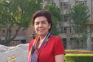 翻譯獎(jiǎng)：維吾爾文譯漢文作者：姑麗娜爾·吾甫力（維吾爾族）         創(chuàng)作感言　　正因?yàn)檫@部作品在當(dāng)代維吾爾文學(xué)創(chuàng)作中的重要地位、突出的社會(huì)現(xiàn)實(shí)意義，以及作者豐富的歷史文化知識(shí)和嫻熟的創(chuàng)作技巧、高尚的人格魅力，都吸引我閱讀、思考，進(jìn)而產(chǎn)生了想把作品翻譯成漢語，讓更廣大的各民族讀者能通過漢語了解這部作品，了解維吾爾族歷史文化……