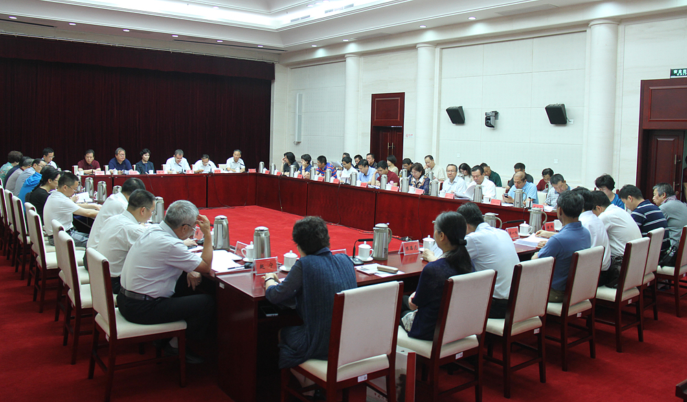 7月21日，第十一屆全國少數(shù)民族文學(xué)創(chuàng)作“駿馬獎(jiǎng)”評(píng)獎(jiǎng)委員會(huì)第一次全體會(huì)現(xiàn)場