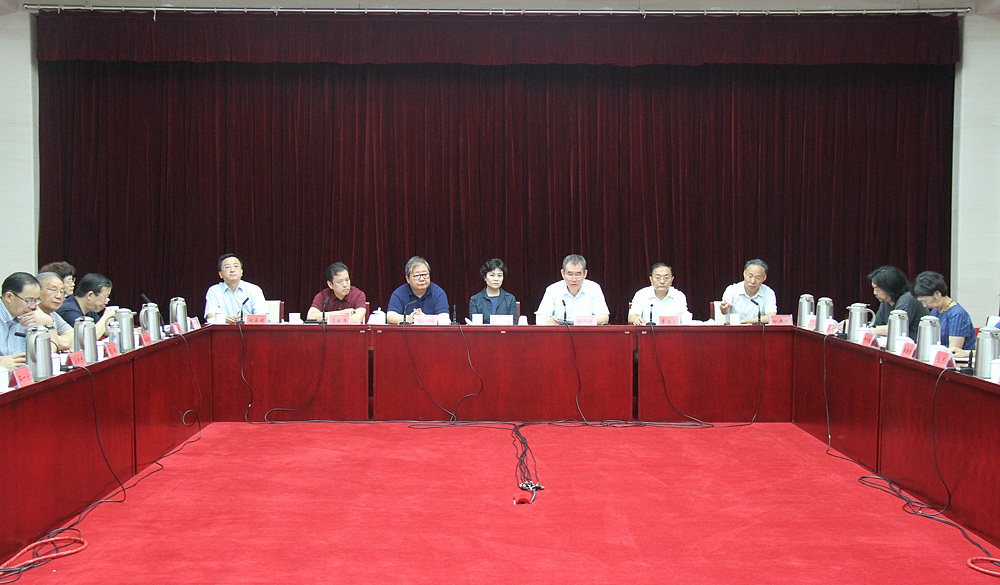 7月21日，第十一屆全國少數(shù)民族文學(xué)創(chuàng)作“駿馬獎(jiǎng)”評(píng)獎(jiǎng)委員會(huì)第一次全體會(huì)議在京舉行