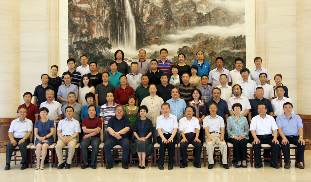 7月21日，第十一屆全國少數(shù)民族文學(xué)創(chuàng)作“駿馬獎(jiǎng)”評(píng)委會(huì)全體評(píng)委合影