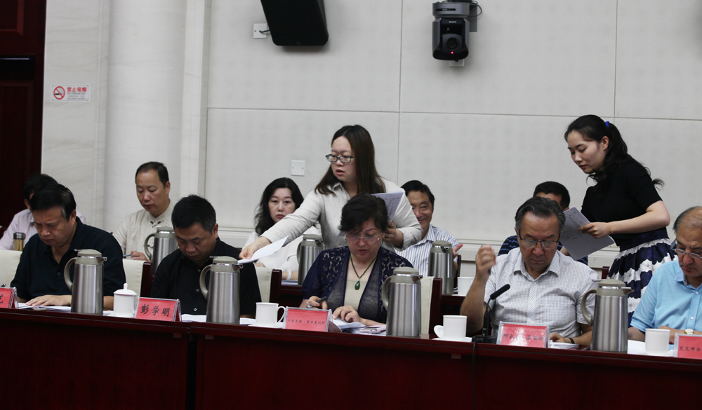 8月2日，第十一屆全國少數(shù)民族文學(xué)創(chuàng)作“駿馬獎(jiǎng)”終評(píng)會(huì)工作人員分發(fā)選票