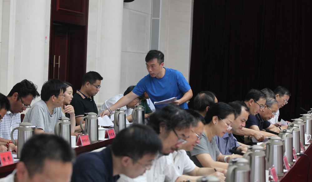 8月2日，第十一屆全國少數(shù)民族文學(xué)創(chuàng)作“駿馬獎(jiǎng)”終評(píng)會(huì)工作人員分發(fā)選票