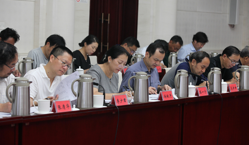 8月2日，第十一屆全國少數(shù)民族文學(xué)創(chuàng)作“駿馬獎(jiǎng)”終評(píng)會(huì)評(píng)委畫票