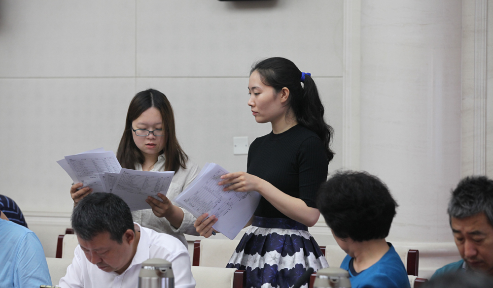 8月2日，第十一屆全國少數(shù)民族文學(xué)創(chuàng)作“駿馬獎(jiǎng)”終評(píng)會(huì)工作人員收回評(píng)委投票