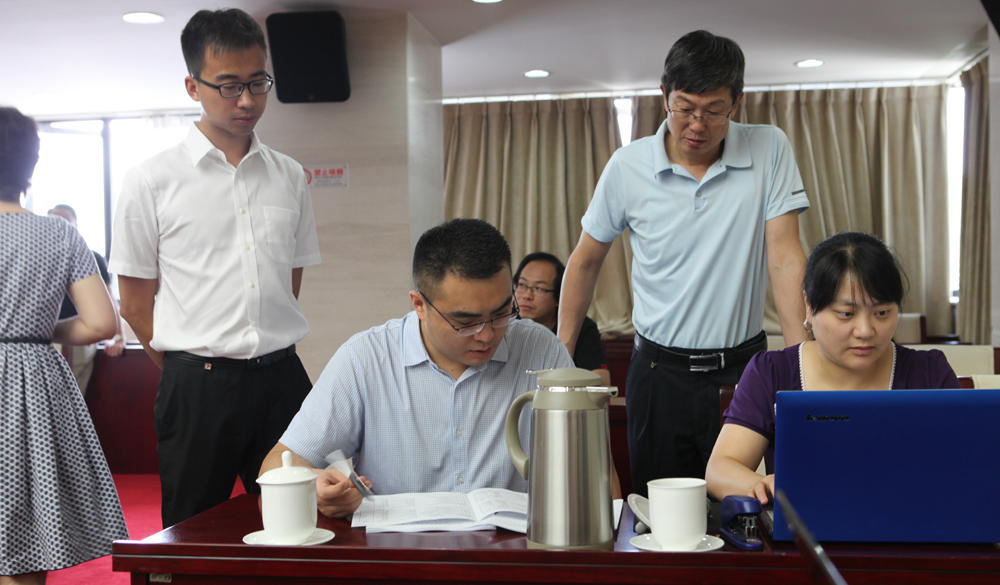 8月2日，工作人員統(tǒng)計(jì)評(píng)委畫票情況