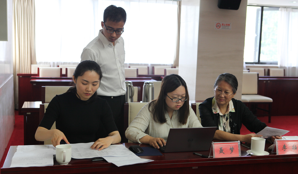 8月2日，工作人員統(tǒng)計(jì)評(píng)委畫票情況