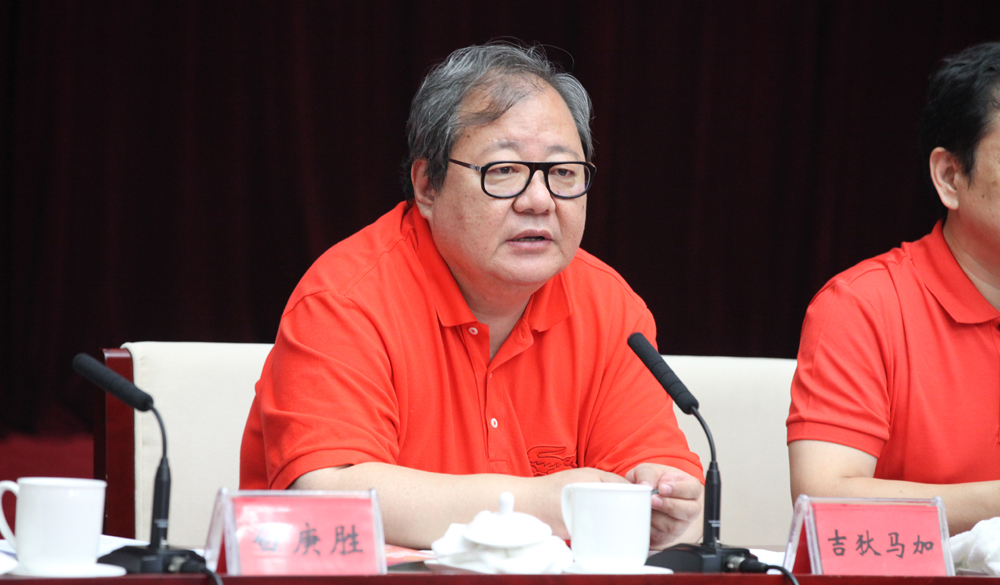 8月2日，評(píng)委會(huì)主任吉狄馬加在終評(píng)會(huì)上講話