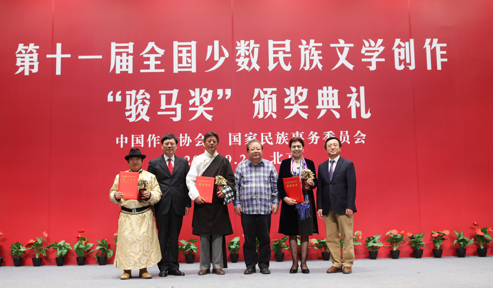 吉狄馬加、閻晶明、湯恒為翻譯獎(jiǎng)獲獎(jiǎng)?wù)哳C獎(jiǎng)