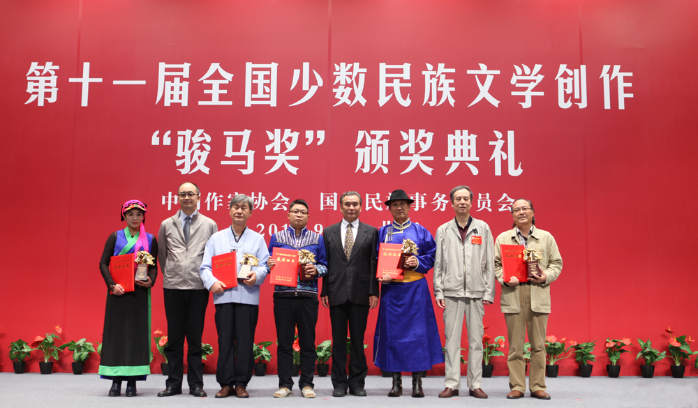 李冰、廖奔、吳義勤為散文獎(jiǎng)獲獎(jiǎng)?wù)哳C獎(jiǎng)