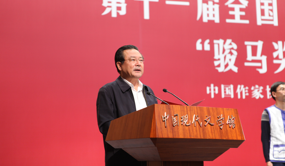 評(píng)委艾克拜爾·米吉提宣讀詩歌獎(jiǎng)授獎(jiǎng)詞