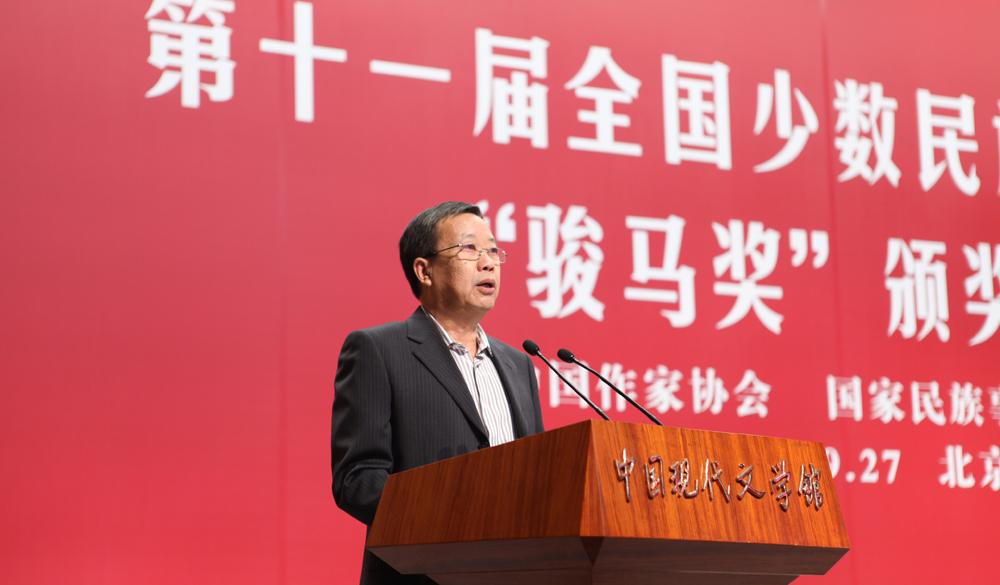 評(píng)委胡平宣讀長篇小說獎(jiǎng)授獎(jiǎng)詞