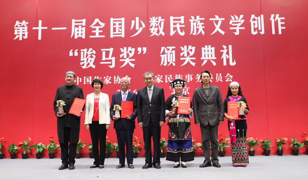 錢小芊、何建明、武翠英為報(bào)告文學(xué)獎(jiǎng)獲獎(jiǎng)?wù)哳C獎(jiǎng)