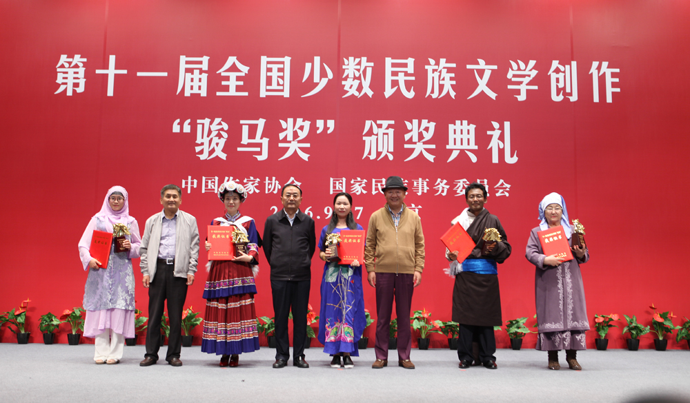 李昌平、丹增、葉辛為中短篇小說獎(jiǎng)獲獎(jiǎng)?wù)哳C獎(jiǎng)