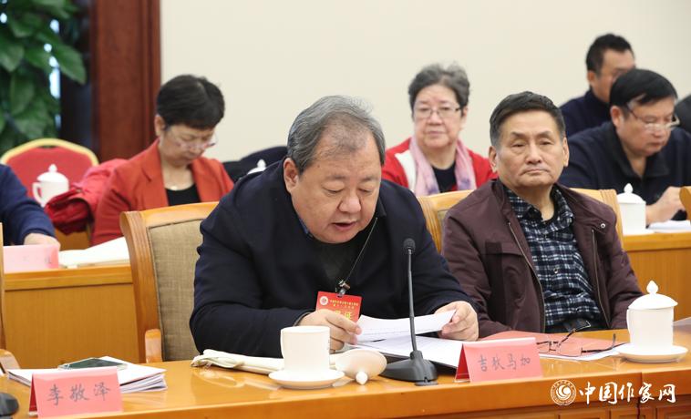 11月28日，吉狄馬加在中國作協(xié)八屆十一次主席團會上宣讀文件。