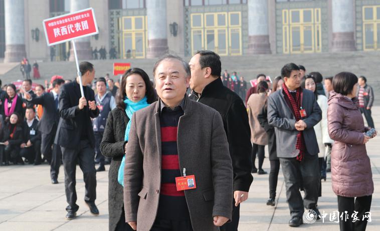 11月30日，大會開幕式結(jié)束，與會代表走出會場。