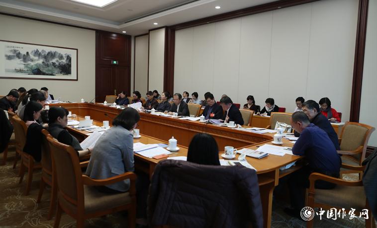 11月30日下午，上海代表團分組學習討論。