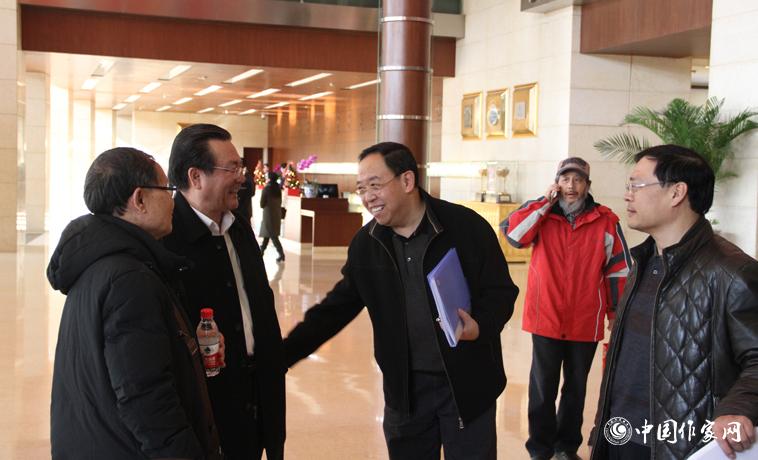 11月28日，中國作協(xié)第九次全國代表大會與會代表在報到時交談。