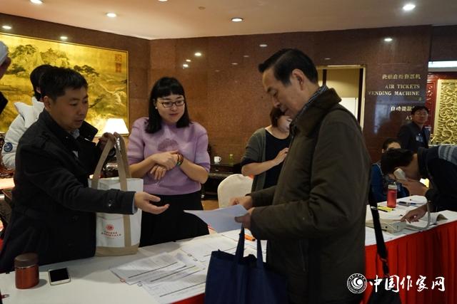 11月28日，中國作協(xié)第九次全國代表大會與會代表報到。
