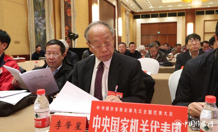 12月1日，中國作協(xié)第九次全國代表大會第二次全體會議召開，代表李肇星聽取報告。