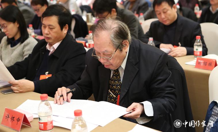 12月1日，中國作家協(xié)會第九次全國代表大會第二次全體會議召開，代表許懷中聽取報告。