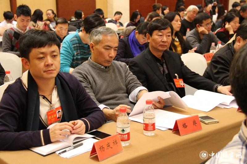 12月1日，第二次全體會召開，與會代表聽取報告。