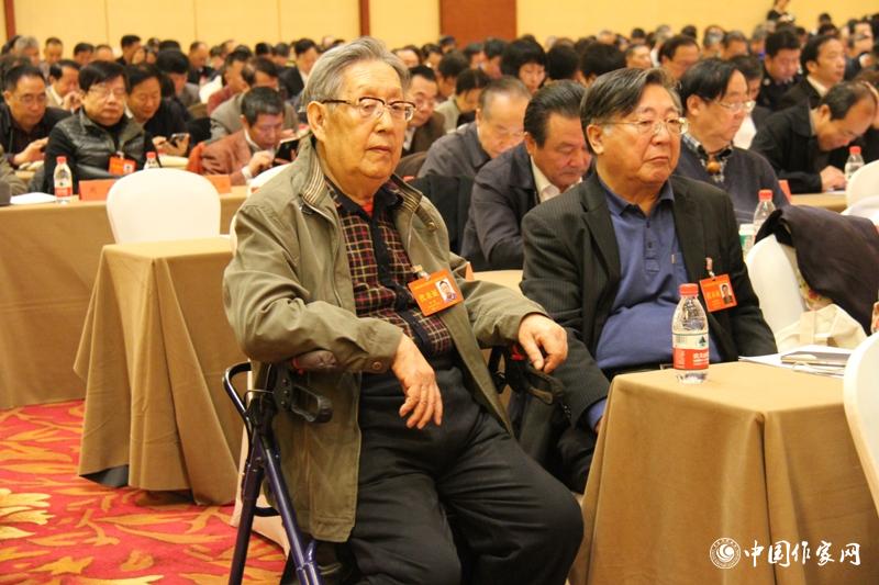 12月1日，第二次全體會上，代表們認真聽工作報告