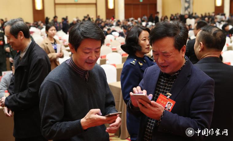12月1日，第二次全體會議開始前，與會代表陳眾議與代表交談。