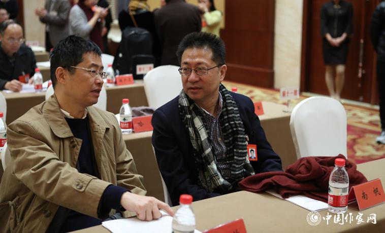 12月1日，第二次全體會議開始前，與會代表南帆、洪放交談。