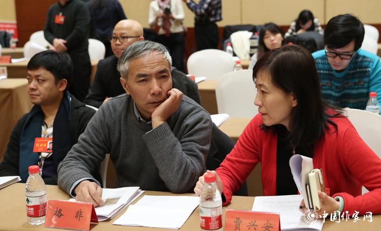 12月1日，第二次全體會議開始前，與會代表交談。